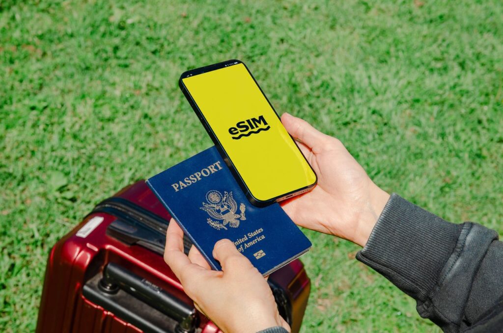 Persona sujetando un pasaporte y un smartphone con Google Play Store