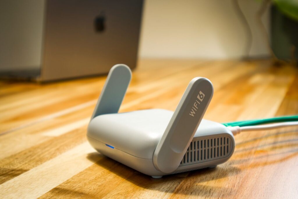 Router wifi moderno sobre un escritorio de madera, causa habitual del error 495 en Play Store