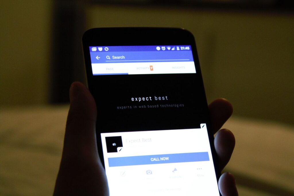 Primer plano de una mano sosteniendo un smartphone, ilustrando el error 492 al instalar o actualizar apps en Play Store