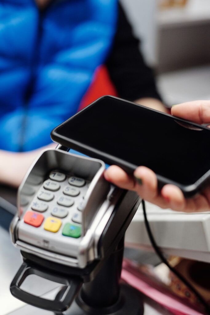 Persona pagando con el móvil con tarjeta, ilustrando un error de verificación bancaria en Play Store