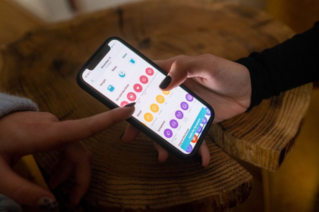 Persona revisando aplicaciones instaladas en un smartphone nuevo