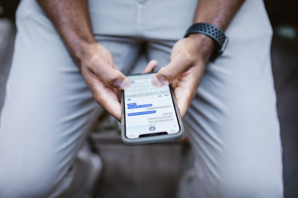 Persona escribiendo un código de canje en la pantalla de un smartphone