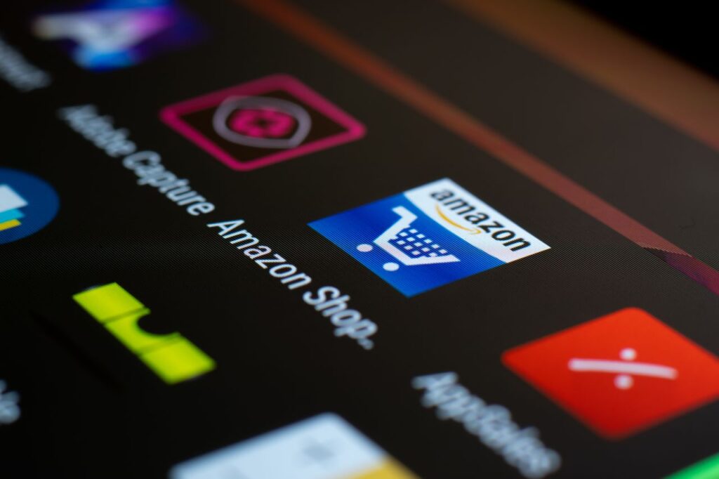 Pantalla de un smartphone Android mostrando iconos de aplicaciones, relacionado con el error de espacio insuficiente en Play Store