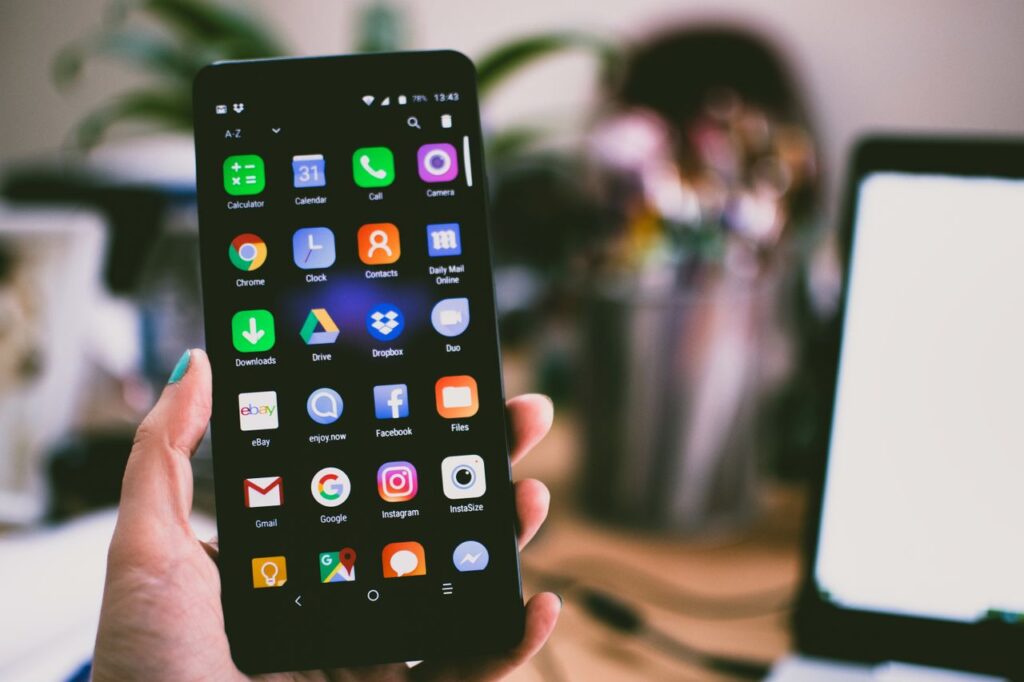 Persona usando un smartphone Android para instalar una aplicación